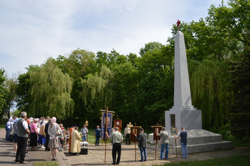 Город торез. Памятники города Тореза. Пелагеевский Торез. Достопримечательности Тореза. Торезский городской совет памятник.